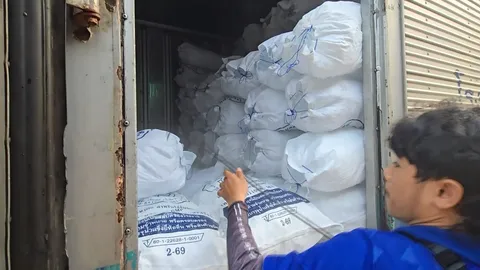 สู้น้ำมันแพงไม่ไหว โรงน้ำแข็ง ขอขึ้นกระสอบละ 5 บาท ชาวบ้านเดือดร้อนกันถ้วนหน้า