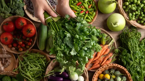 ราคาผักวันนี้ 11 เมษายน 2569 อัปเดตจากตลาดสี่มุมเมือง ผักชีไทยแตะเกือบหลักร้อยต่อกิโล