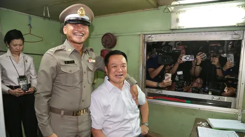 นายกฯ ตรวจบางซื่อ ส่งประชาชนกลับบ้าน เจอเด็กถามทำไมน้ำมันแพง ยันสงกรานต์มีใช้ปกติ