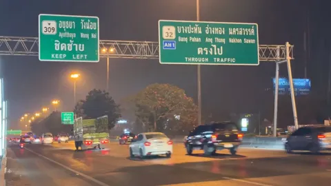 ถนนสายเอเชีย การจราจรยามค่ำคืน รถวิ่งเต็มทุกช่องทาง แต่ยังเคลื่อนตัวได้ดี