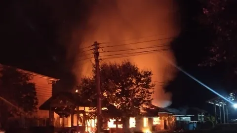 ลูกชายโมโหแม่ทำงานกรุงเทพฯ ไม่ยอมโอนเงินมาให้เสพยาบ้า จุดไฟเผาบ้านวอดทั้งหลัง