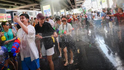 เริ่มแล้ว “สงกรานต์สีลม” วันแรกคึกคัก นักท่องเที่ยวทะลัก ถนนกลายเป็นสายน้ำ