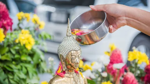 แจกพิกัด 10 ที่สรงน้ำพระ กรุงเทพฯ 2569 เสริมดวงรับปีใหม่ไทย ไฮไลต์เด็ดวัดปทุมฯ