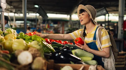 ราคาผักวันนี้ 13 เมษายน 2569 อัปเดตจากตลาดสี่มุมเมือง ต้นหอม-ผักชี แตะกิโลละร้อย 