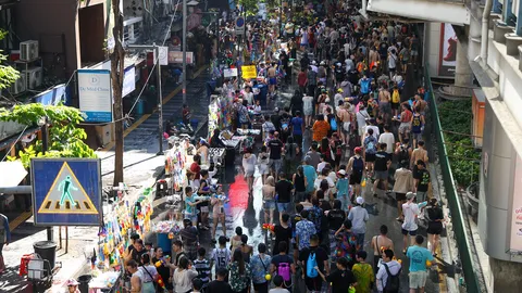 แห่สาดน้ำคึกคัก ย่านสีลม-ข้าวสาร วันสงกรานต์ ชุ่มฉ่ำทั่วไทย 2 วันดับ 71 ศพ สาเหตุเมาขับ