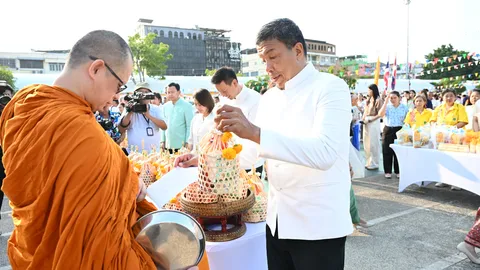 กทม. ทำบุญพระสงฆ์ 69 รูป พร้อมรดน้ำผู้สูงอายุ รับมหาสงกรานต์ 2569