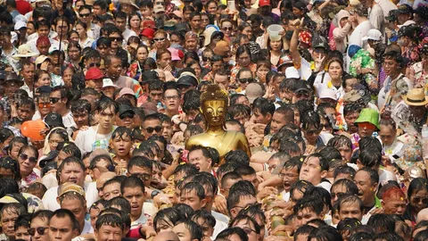 สงกรานต์หนองคายเนืองแน่น คนนับหมื่นแห่ร่วมอัญเชิญ “หลวงพ่อพระใส” พระพุทธรูปศักดิ์สิทธิ์