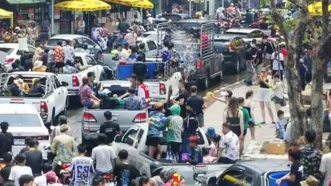 สาดน้ำเล่นสงกรานต์ตัวเมืองเชียงใหม่ คึกคักตั้งแต่ช่วงบ่าย ท่ามกลางสภาพอากาศร้อนอบอ้าว