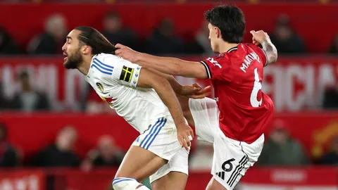 ผลบอลเมื่อคืน แมนยู โดนใบแดง แพ้ลีดส์ คาบ้าน ศึกพรีเมียร์ลีก สะเทือนล่าตั๋ว UCL