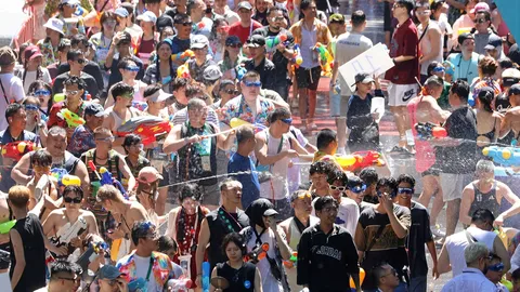 นับแสนแห่เล่นน้ำ ข้าวสาร-สีลม ทะลักตั้งแต่หัววัน ยอดตายพุ่ง 95 ศพ