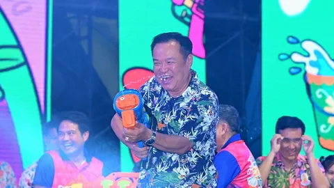 นายกฯ ออนทัวร์ สาดน้ำ "อ่างทอง" ประกาศเทงบจังหวัดที่กวาด สส. "เท้ง" ลุยเหนือ