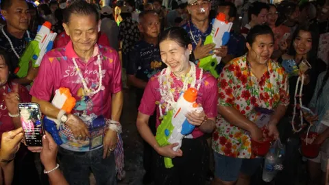 “จิราพร” ชูสงกรานต์ “ถนนข้าวปุ้นซาว” ชวนเล่นน้ำทานขนมจีน ที่ อ.พนมไพร จ.ร้อยเอ็ด