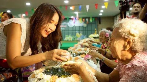 “ศิริกัญญา” นำทีม สส.กทม. ร่วมกิจกรรมรดน้ำดำหัวผู้สูงอายุ รพ.บางปะกอก  