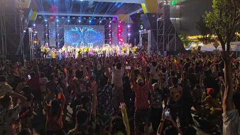 สงกรานต์ขอนแก่น ถนนข้าวเหนียวคึกคัก นักท่องเที่ยวหลั่งไหลร่วม “คลื่นมนุษย์” เนืองแน่น