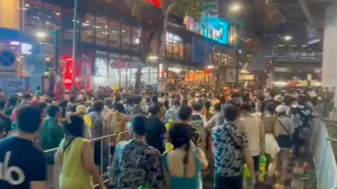 ปิดจ๊อบ “สงกรานต์สีลม 2569” สั่งยุติเล่นน้ำแล้ว นักท่องเที่ยวทยอยเดินทางกลับ