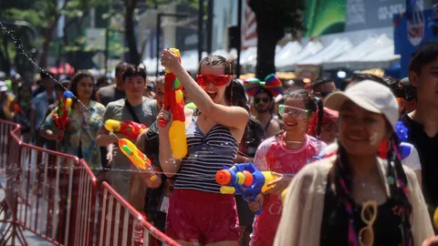 สงกรานต์ทำเงินสะพัด 3 หมื่นล้าน สีลมทุบสถิติ 1.4 แสนคน แห่ทำบุญสาดน้ำทั่วไทย