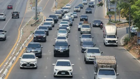 นครสวรรค์รถเริ่มแน่น คนทยอยเดินทางกลับ กทม. เตรียมเปิดช่องทางพิเศษ ระบายการจราจร