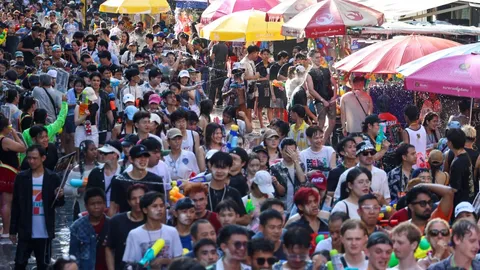 "สงกรานต์ข้าวสาร" สุดคึกคัก นักท่องเที่ยวทะลัก แห่เล่นน้ำวันสุดท้ายจนแน่นถนน