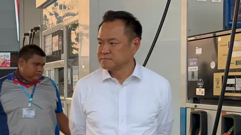 “นายกฯ อนุทิน” สุ่มตรวจปั๊มน้ำมันสุโขทัย ยกหัวจ่ายช่วยเติมน้ำมันให้ประชาชน