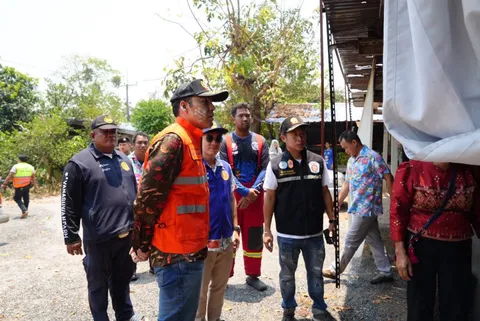 “เจเศรษฐ์” ชมเจ้าหน้าที่ควบคุมเพลิงทันท่วงที หลังเจ้าของบ้านเผาเศษใบไม้ ก่อนไฟไหม้ลุกลาม