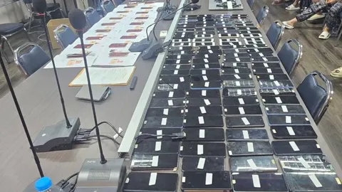 รวบแก๊งคนจีน 19 ราย ตั้งฐานเปิดเว็บพนันในบ้านพักย่านสายไหม ยึดอุปกรณ์มือถือเพียบ