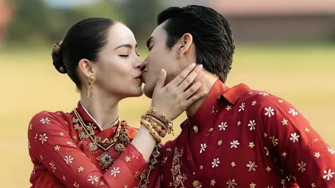 “ญาญ่า-ณเดชน์” จัดวิวาห์รักหวาน จูบดูดดื่มทำพิธีสู่ขวัญแบบอีสาน “เจ้าบ่าว” สวมแหวนเพชร 12 กะรัต