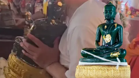 ดราม่าพระแก้วดอนเต้า องค์จำลองหล่นแตกหลังสรงน้ำ โยงความเชื่อ“วันพญาวัน”