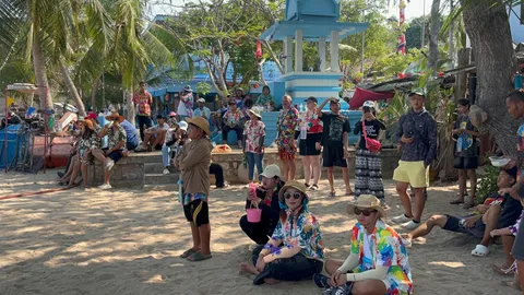 นักท่องเที่ยวแห่ร่วมงาน "สงกรานต์อุ้มสาวลงน้ำ" สืบสานประเพณีเก่าแก่ของชุมชน