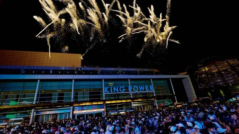 รอบรั้วการตลาด : 4NOLOGUE สร้างปรากฏการณ์คนเล่นสงกรานต์ล้น King Power ถนนรางน้ำ