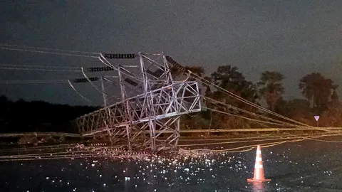 พายุฤดูร้อนซัด "ปราจีนบุรี" อ่วม เสาไฟฟ้าแรงสูงล้ม ลูกเห็บตกหลายพื้นที่