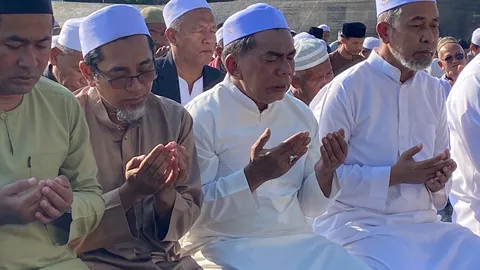ผู้นำศาสนา ชมรมอิหม่าม ชมรมตาดีกา จ.นราธิวาส ร่วมละหมาดฮายัต ทวงถามความเป็นธรรมให้ “กมลศักดิ์” 