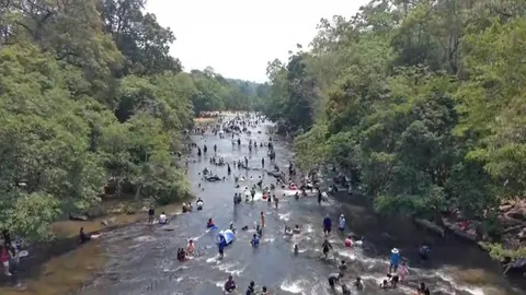 "ตาดโตน" คึกคัก นทท. แห่เล่นน้ำตกคลายร้อน ครองแชมป์คนเที่ยวสงกรานต์มากสุด 5 ปีซ้อน