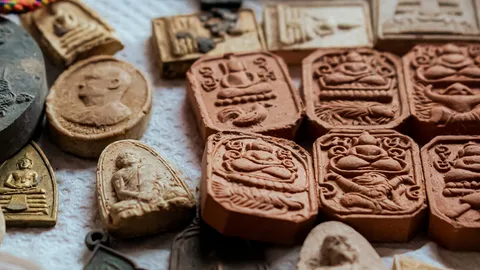 5 วิธีเก็บรักษา "พระเนื้อดิน" ให้สวยคงเดิม ป้องกันเชื้อรา ไม่เสื่อมค่าตามกาลเวลา