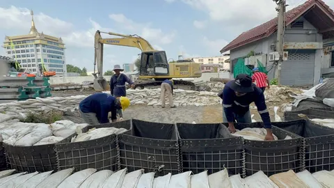 เจ้าหน้าที่-ชาวบ้านคลองเตย เร่งช่วยกันทำ "ผนังกั้นน้ำชั่วคราว" สกัดน้ำทะเลหนุน