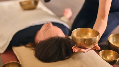 รู้จัก Sound Healing เทรนด์คลื่นความถี่บำบัดอาการ Burnout ความเครียดจากการทำงานที่เห็นผลใน 15 นาที