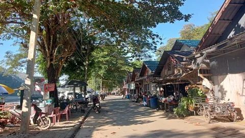 เร่งอพยพชาวบ้านแม่สามแลบ ออกจากพื้นที่ หลังเมียนมาทิ้งระเบิดตกฝั่งไทย ริมน้ำสาละวิน