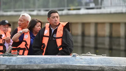 “นิกร” นำทีม พม. ล่องเรือ ติดตามการสร้างบ้านริมคลองเปรมประชากร 