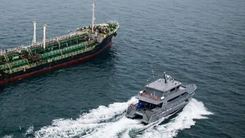 ตร.เปิดแผน 2 เรือน้ำมัน เดินเรือล่าช้า คาดประวิงเวลารอน้ำมันขึ้น ฟันกำไร 48 ล้าน