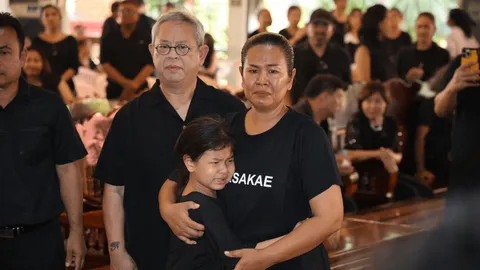 เปิดภาพบรรยากาศรดน้ำศพ แดนนี่ ศรีภิญโญ ลูกสาว น้องเอวา กลั้นน้ำตาไม่อยู่
