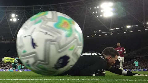 2 ทีมดังน้ำตาร่วง "ซูเปอร์คอม" ทำนายทีมเต็งตกชั้นพรีเมียร์ลีกล่าสุด หลังมีทีมแรกไปแล้ว