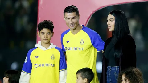 ทั่วโลกรอชม "โรนัลโด้" มีลุ้นได้เล่นร่วมกับ "ลูกชาย" เร็วๆ นี้ หลังมี 1 สัญญาณล่าสุด