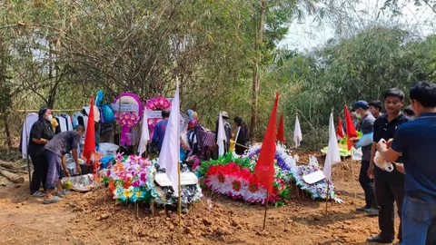 ผู้ว่าฯ จ.น่าน ร่วมฝังร่างผู้เสียชีวิต "กระบะแหกโค้ง 9 ศพ" มอบเงินเยียวยา 4.18 ล้าน