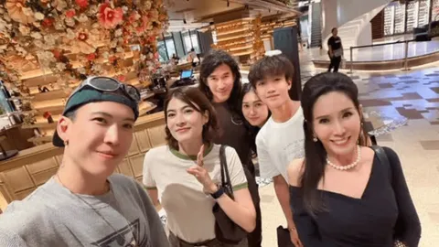 เปิดภาพ อาภัสรา หงสกุล และลูกชายทั้ง 2 คน แต่คนพากันโฟกัส คุณย่าปุ๊ก ยังสวยอมตะ