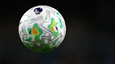 ทีมดังน้ำตาร่วง "ซูเปอร์คอม" ทำนายทีมตกชั้นพรีเมียร์ลีก ทีมสุดท้าย หลังไปแล้ว 2 ทีม