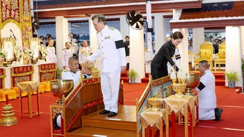 "ในหลวง-ราชินี" เสด็จพระราชพิธีกงเต๊ก ทรงบำเพ็ญกุศลทักษิณานุปทาน ถวายพระบรมศพพระพันปีหลวง