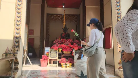 พนักงานทัวร์พา นทท. ทำบุญวัดหลวงพ่อสมหวัง ไม่ลืมขอ "เลขเด็ด" ท้าวเวสฯ ไปลุ้นโชค