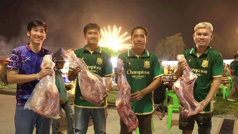 ”แฟนบอลราษีไศล“ อัดฉีดทีม เป็น “วัว 1 ตัว” ทำอาหารสุดอร่อย หลังเลื่อนชั้นสู่ไทยลีก 1