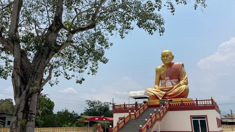 ศรัทธาคอหวย แห่ส่อง "เลขเด็ด" ธูปมงคล คนมาขอโชคที่วัดวังสรรพรส ลุ้นรวย 2/5/69