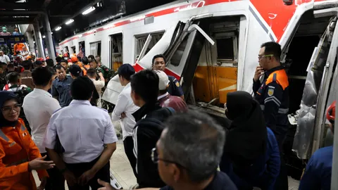 รถไฟชนประสานงา ที่ชานกรุงจาการ์ตา ดับแล้ว 4 ศพเจ็บหลายสิบ