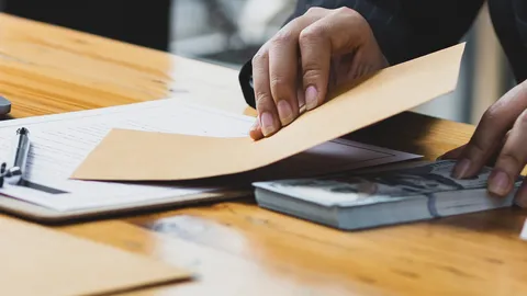 จับคนกสทช. ต้มตุ๋นผู้รับเหมา เซ็นสัญญาเก๊ รีดใต้โต๊ะ 6 ล้าน มีเหยื่ออีกอื้อ